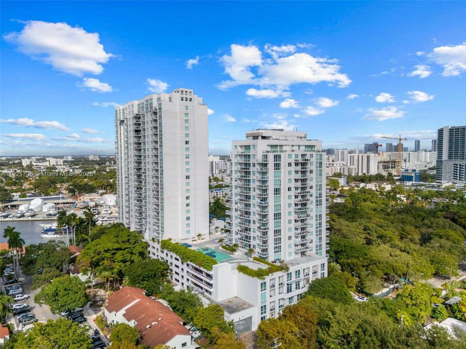 For Sale: $300,000 (1 beds, 2 baths, 803 Square Feet)