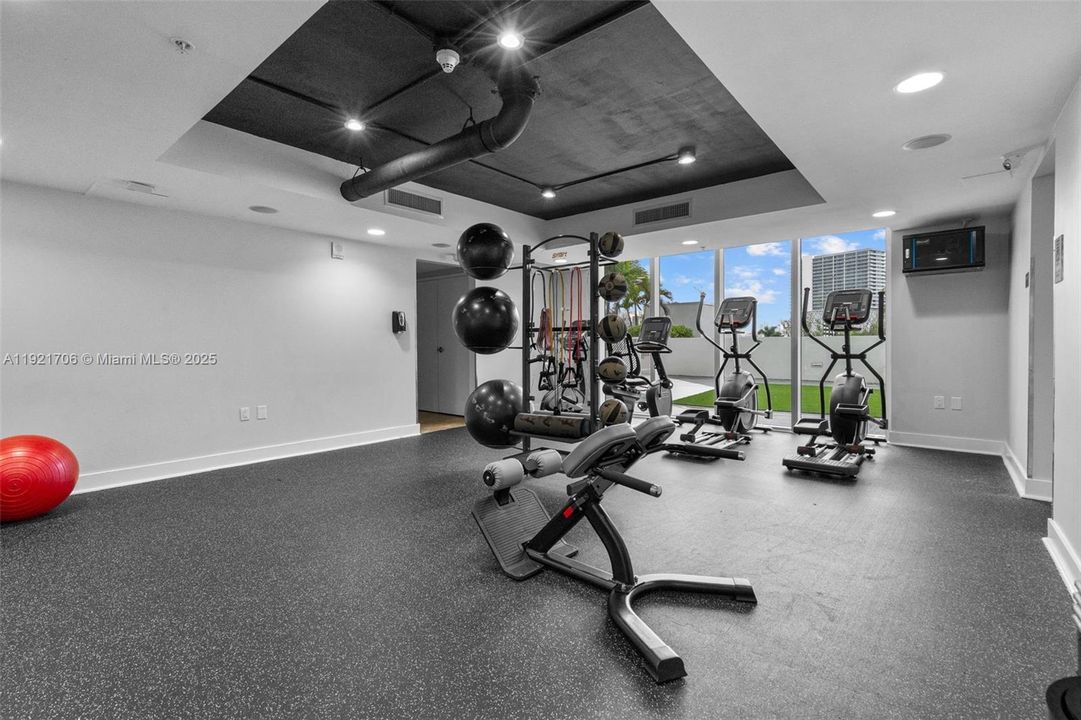 For Sale: $300,000 (1 beds, 2 baths, 803 Square Feet)