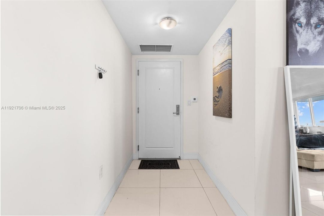 For Sale: $300,000 (1 beds, 2 baths, 803 Square Feet)