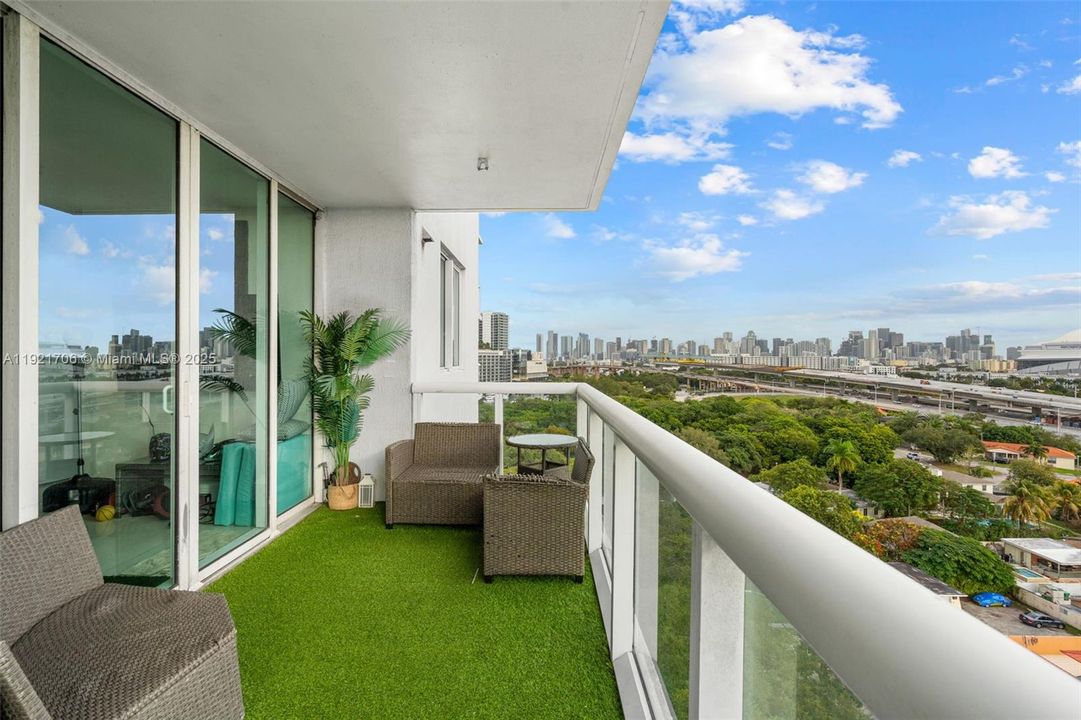 For Sale: $300,000 (1 beds, 2 baths, 803 Square Feet)