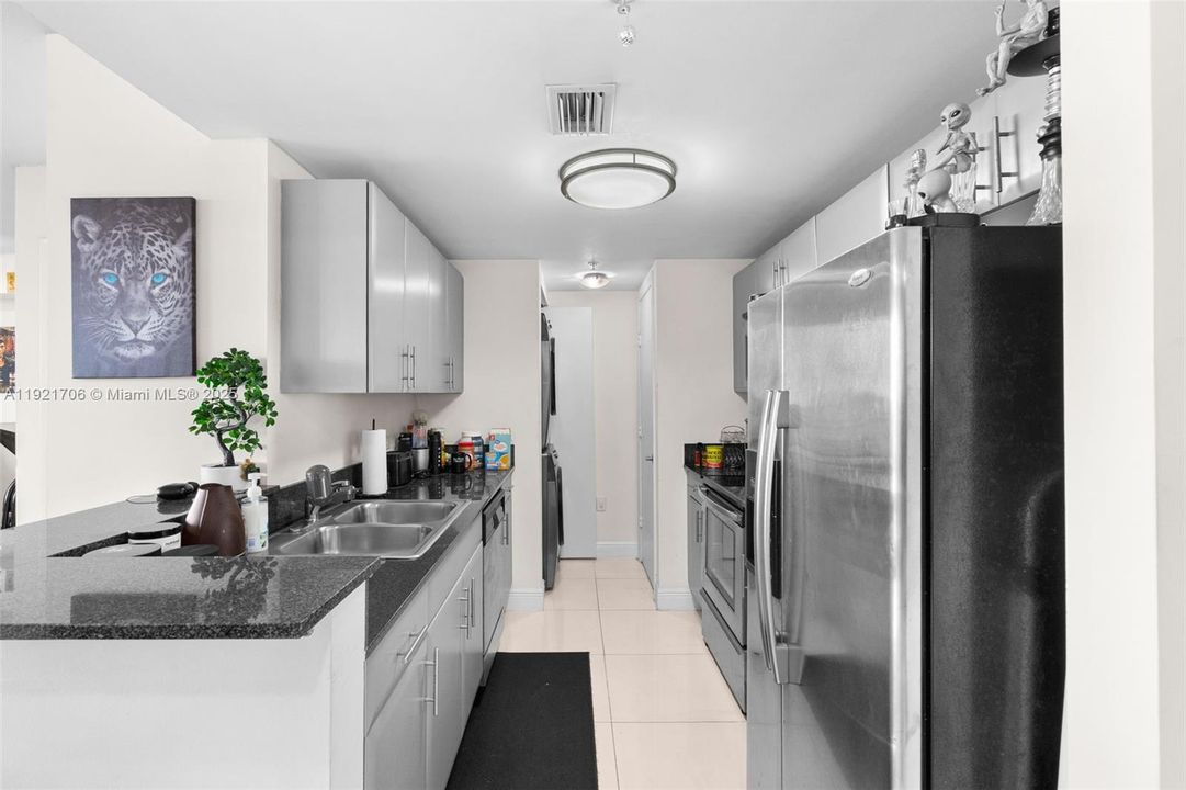 For Sale: $300,000 (1 beds, 2 baths, 803 Square Feet)