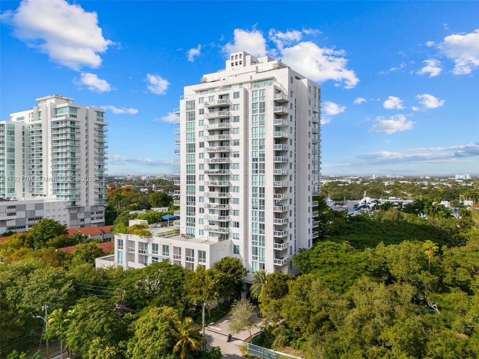 For Sale: $300,000 (1 beds, 2 baths, 803 Square Feet)