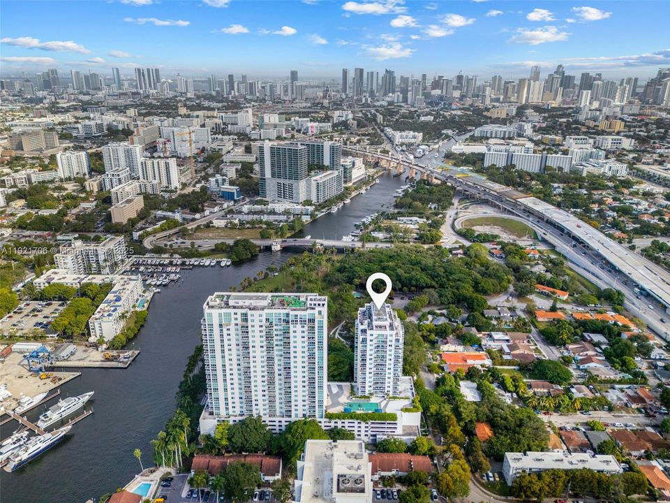 For Sale: $300,000 (1 beds, 2 baths, 803 Square Feet)