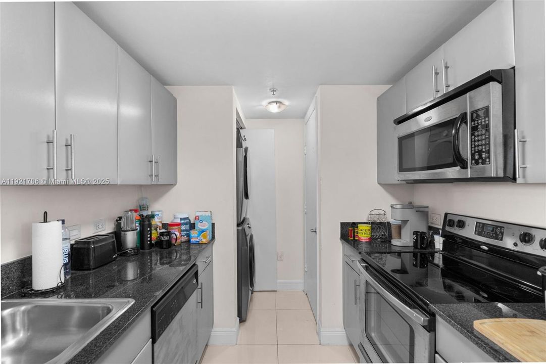 For Sale: $300,000 (1 beds, 2 baths, 803 Square Feet)