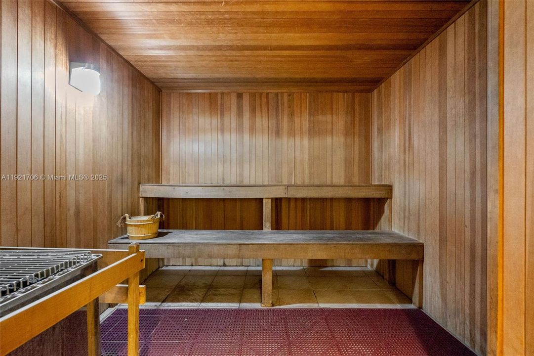 For Sale: $300,000 (1 beds, 2 baths, 803 Square Feet)