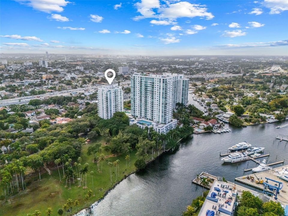 For Sale: $300,000 (1 beds, 2 baths, 803 Square Feet)