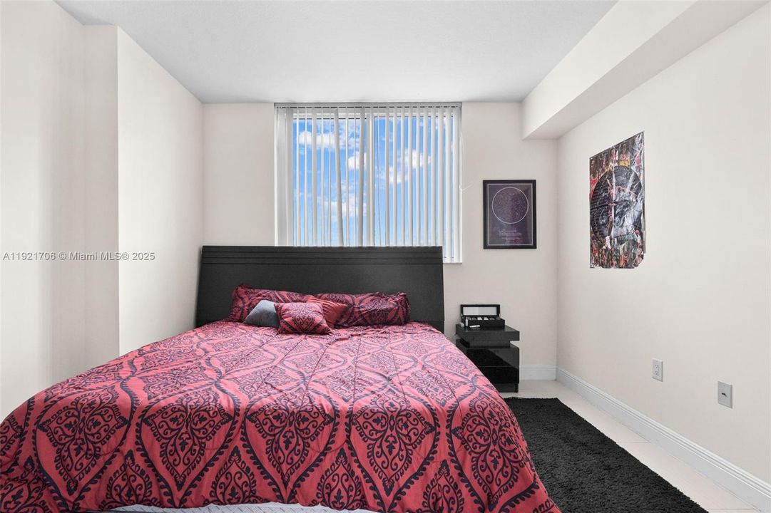 For Sale: $300,000 (1 beds, 2 baths, 803 Square Feet)