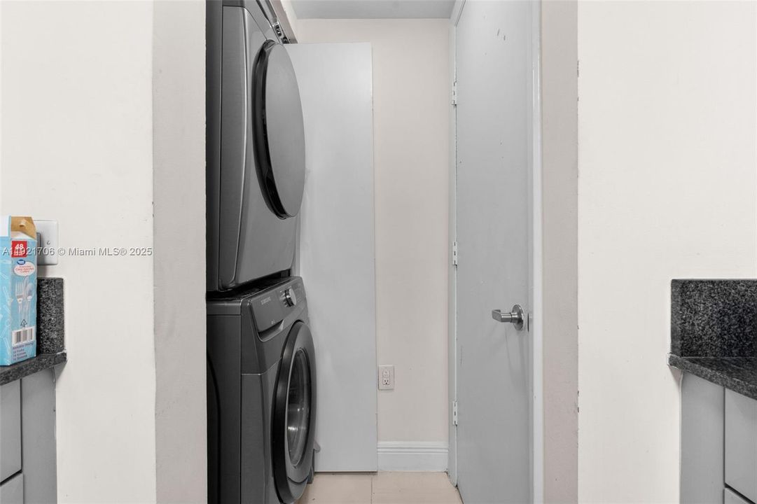 For Sale: $300,000 (1 beds, 2 baths, 803 Square Feet)