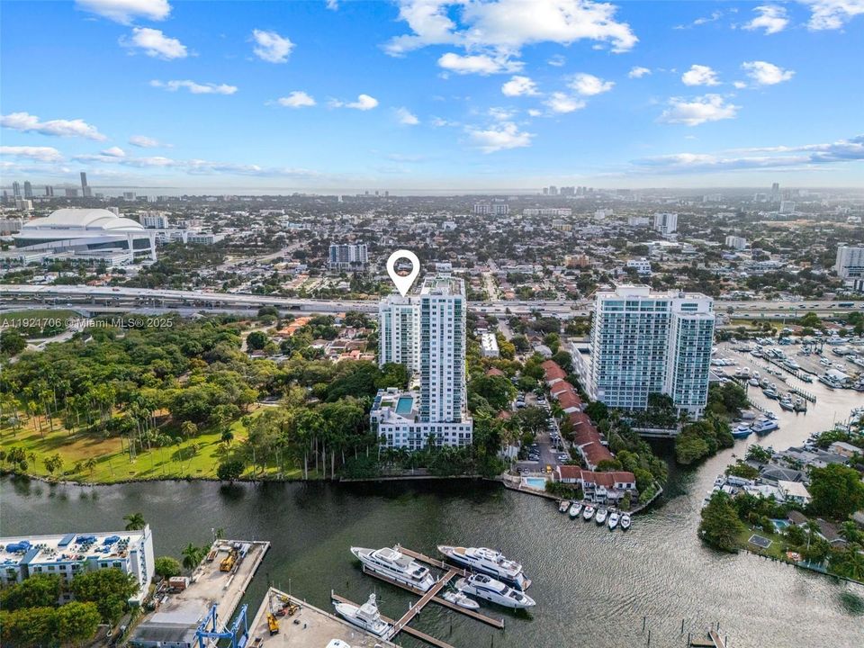 For Sale: $300,000 (1 beds, 2 baths, 803 Square Feet)