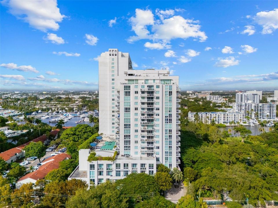 For Sale: $300,000 (1 beds, 2 baths, 803 Square Feet)