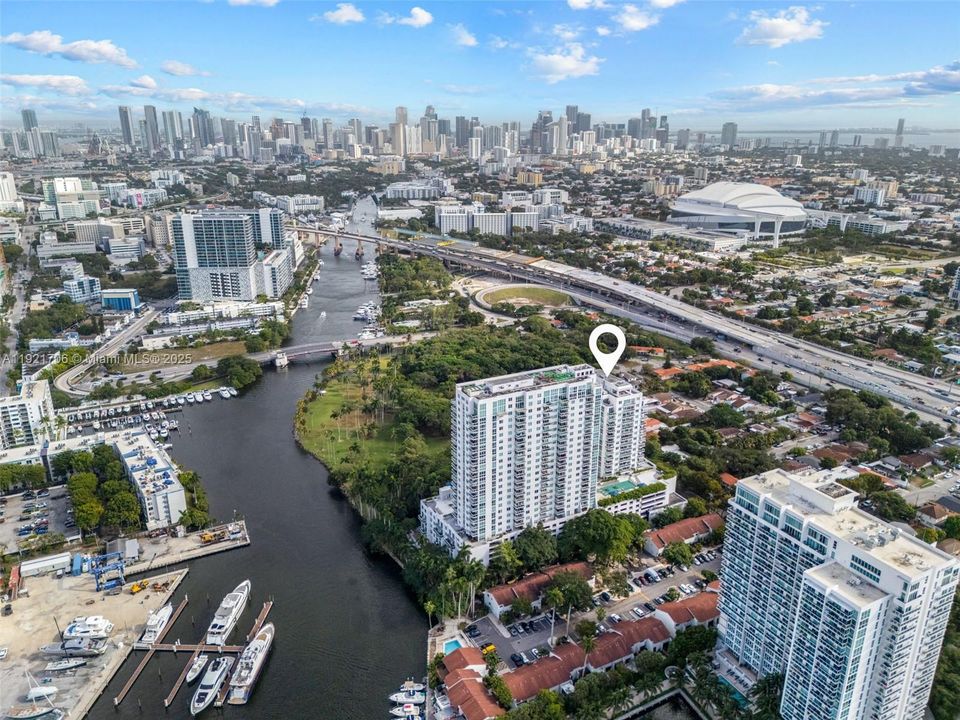 For Sale: $300,000 (1 beds, 2 baths, 803 Square Feet)