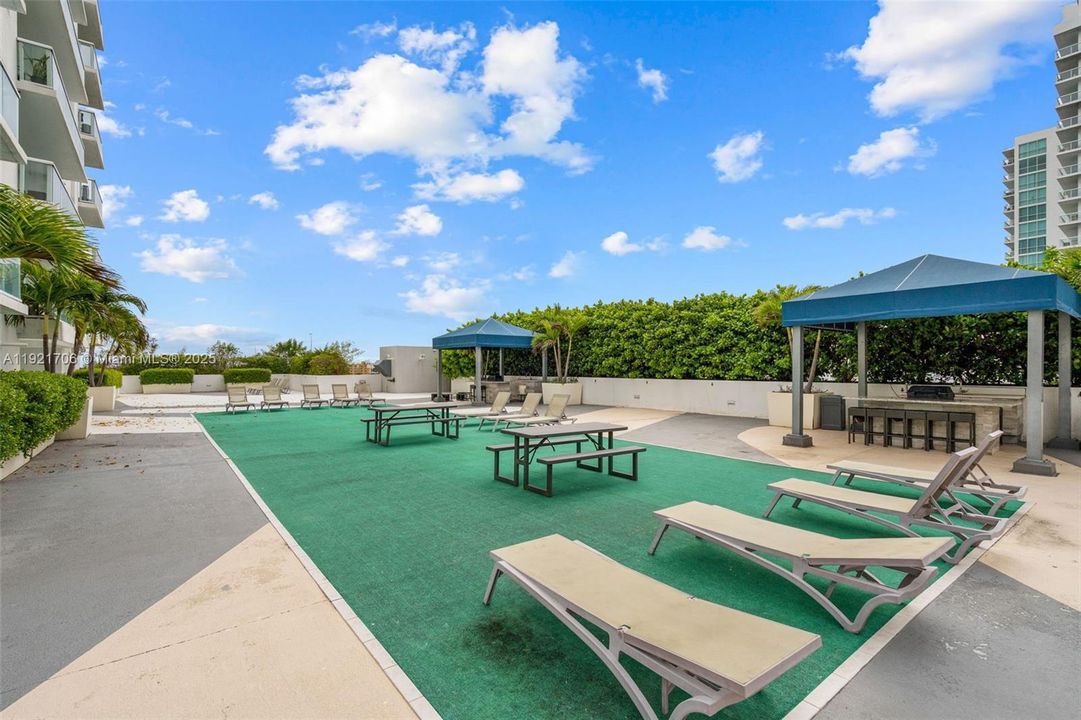 For Sale: $300,000 (1 beds, 2 baths, 803 Square Feet)