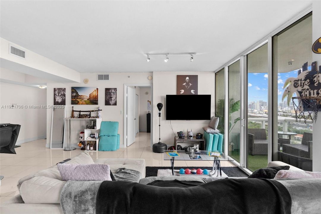 For Sale: $300,000 (1 beds, 2 baths, 803 Square Feet)