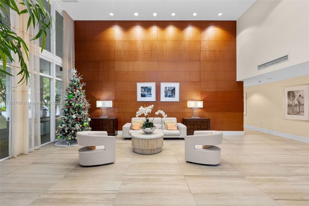 For Sale: $300,000 (1 beds, 2 baths, 803 Square Feet)