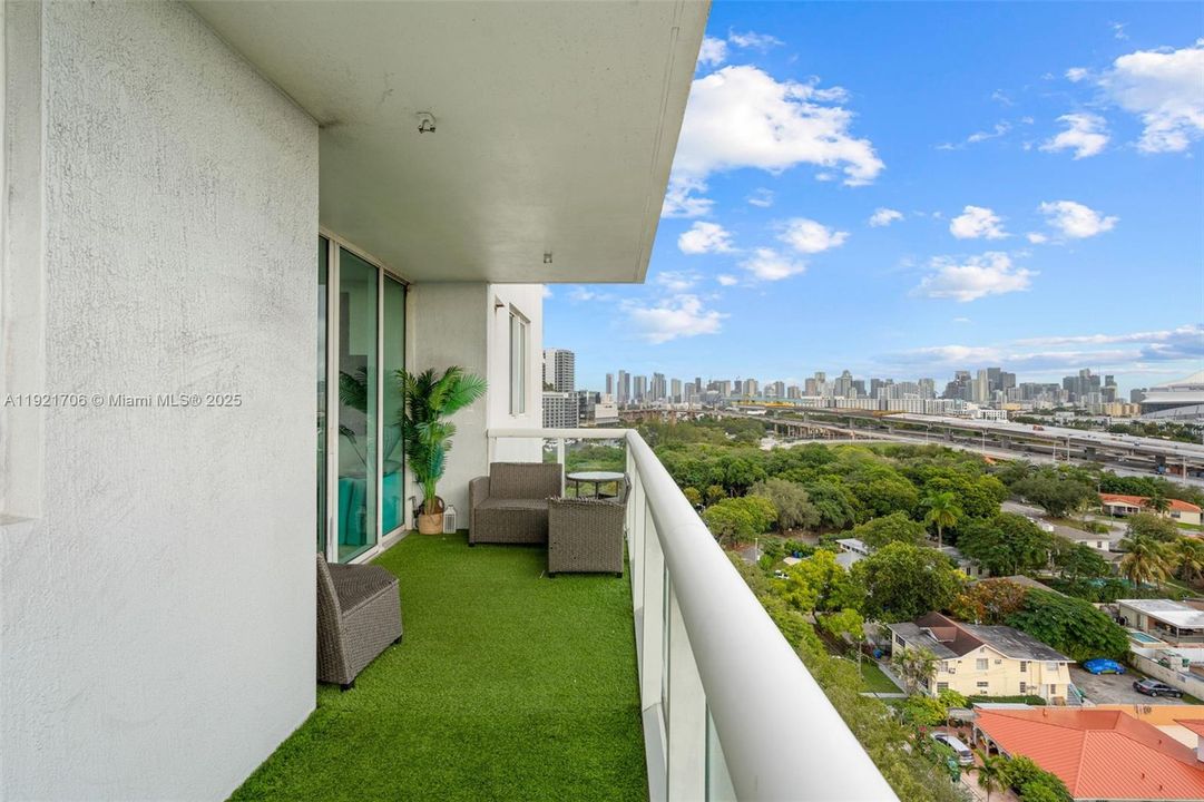 For Sale: $300,000 (1 beds, 2 baths, 803 Square Feet)