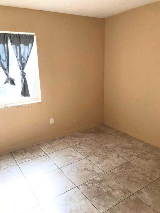 待售: $450,000 (5 贝兹, 2 浴室, 1602 平方英尺)