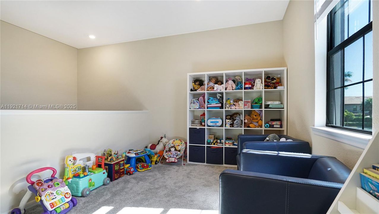 For Rent: $4,195 (4 beds, 2 baths, 2377 Square Feet)