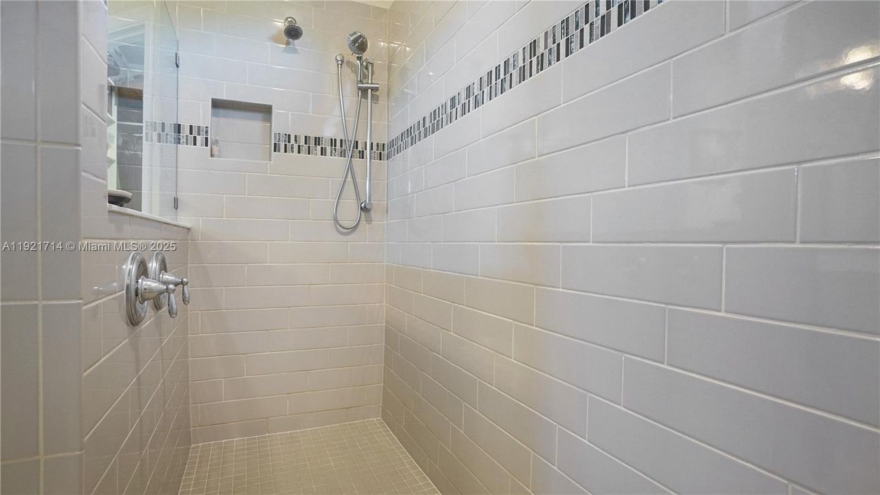 For Rent: $4,195 (4 beds, 2 baths, 2377 Square Feet)