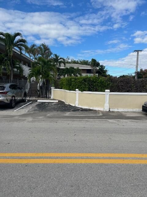 Active With Contract: $1,500 (1 beds, 1 baths, 650 Square Feet)