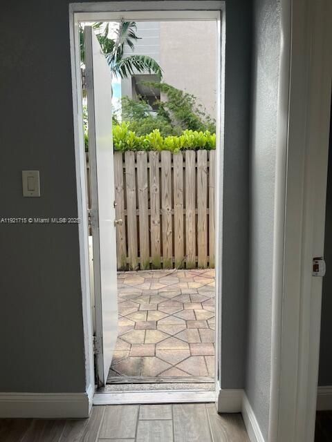 Active With Contract: $1,500 (1 beds, 1 baths, 650 Square Feet)