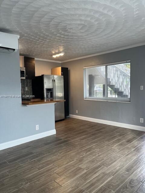 Active With Contract: $1,500 (1 beds, 1 baths, 650 Square Feet)