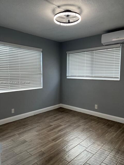 Active With Contract: $1,500 (1 beds, 1 baths, 650 Square Feet)