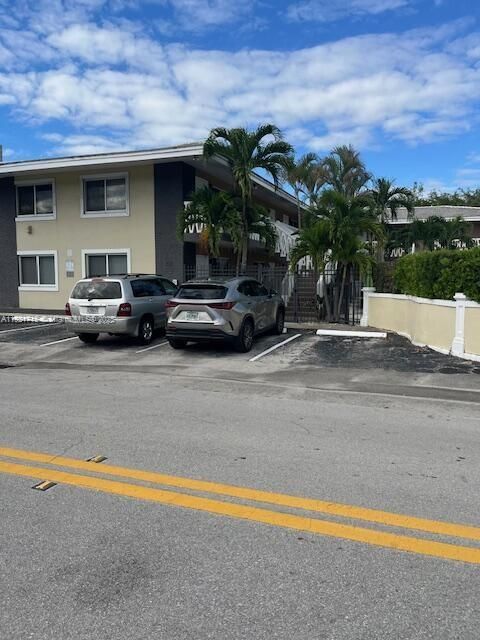 Active With Contract: $1,500 (1 beds, 1 baths, 650 Square Feet)