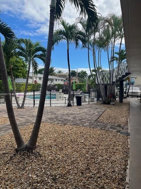 Active With Contract: $1,500 (1 beds, 1 baths, 650 Square Feet)