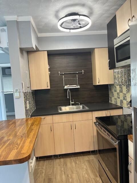 Active With Contract: $1,500 (1 beds, 1 baths, 650 Square Feet)