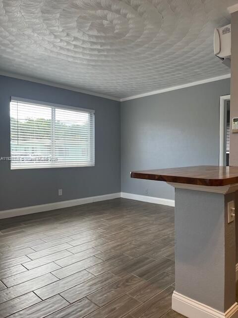 Active With Contract: $1,500 (1 beds, 1 baths, 650 Square Feet)