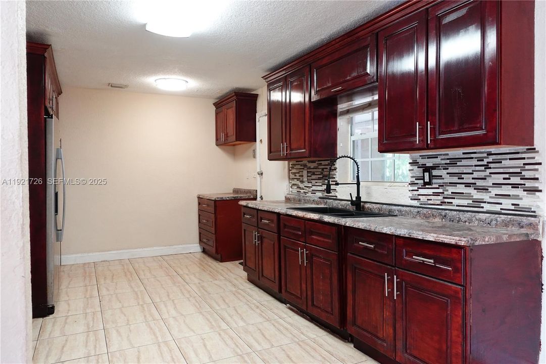 На продажу: $499,000 (4 спален, 2 ванн, 1350 Квадратных фут)