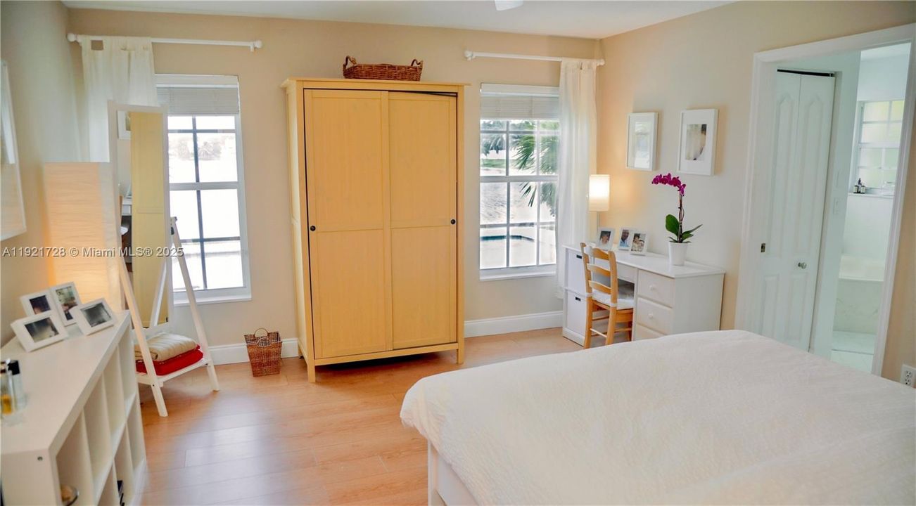 aster Bedroom - Windows with previous colonial look