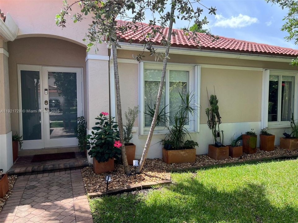 Photo illustrates previous paint color/scheme