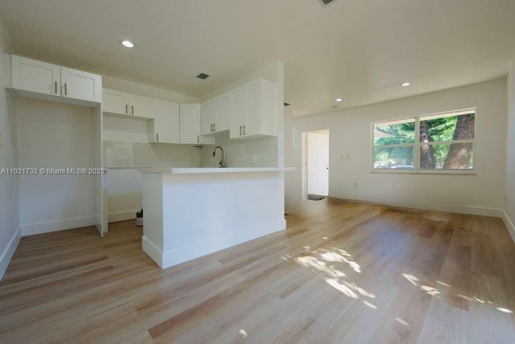 For Rent: $2,600 (2 beds, 2 baths, 900 Square Feet)