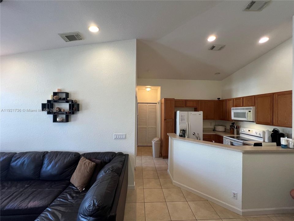 待售: $259,900 (2 贝兹, 2 浴室, 1022 平方英尺)