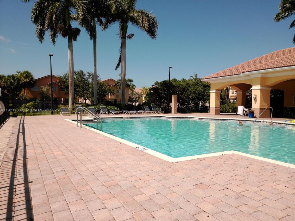 待售: $259,900 (2 贝兹, 2 浴室, 1022 平方英尺)