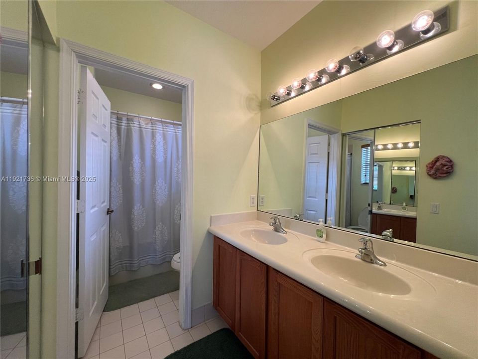 待售: $259,900 (2 贝兹, 2 浴室, 1022 平方英尺)