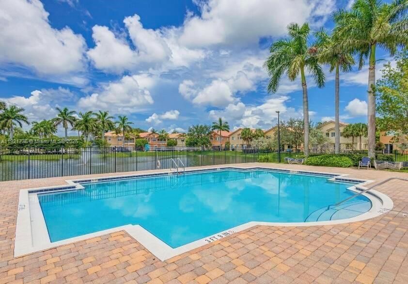 待售: $259,900 (2 贝兹, 2 浴室, 1022 平方英尺)