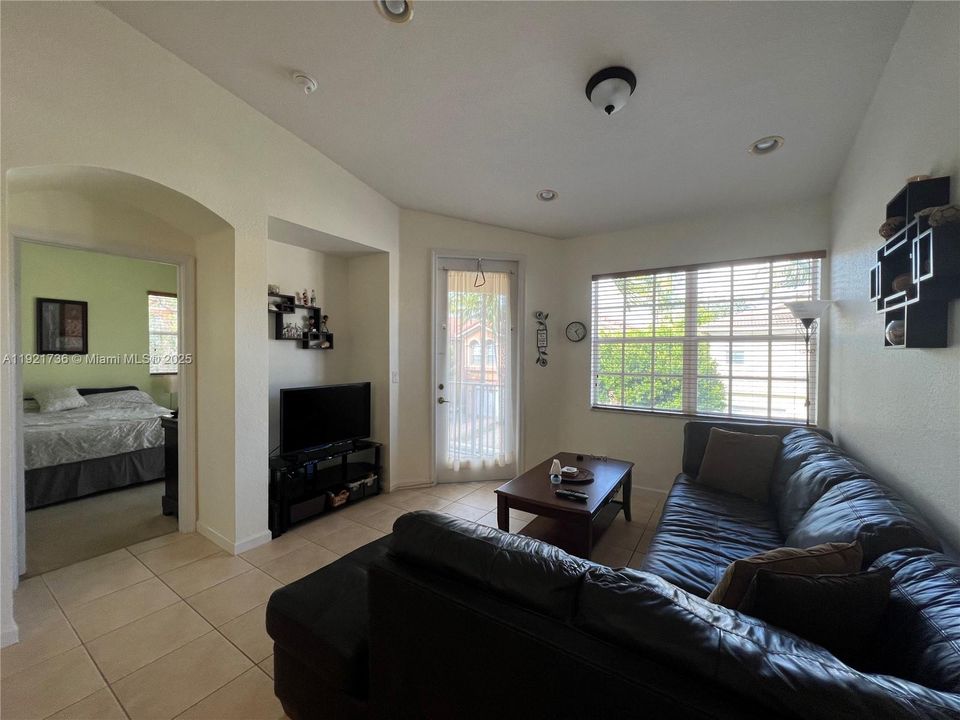 待售: $259,900 (2 贝兹, 2 浴室, 1022 平方英尺)