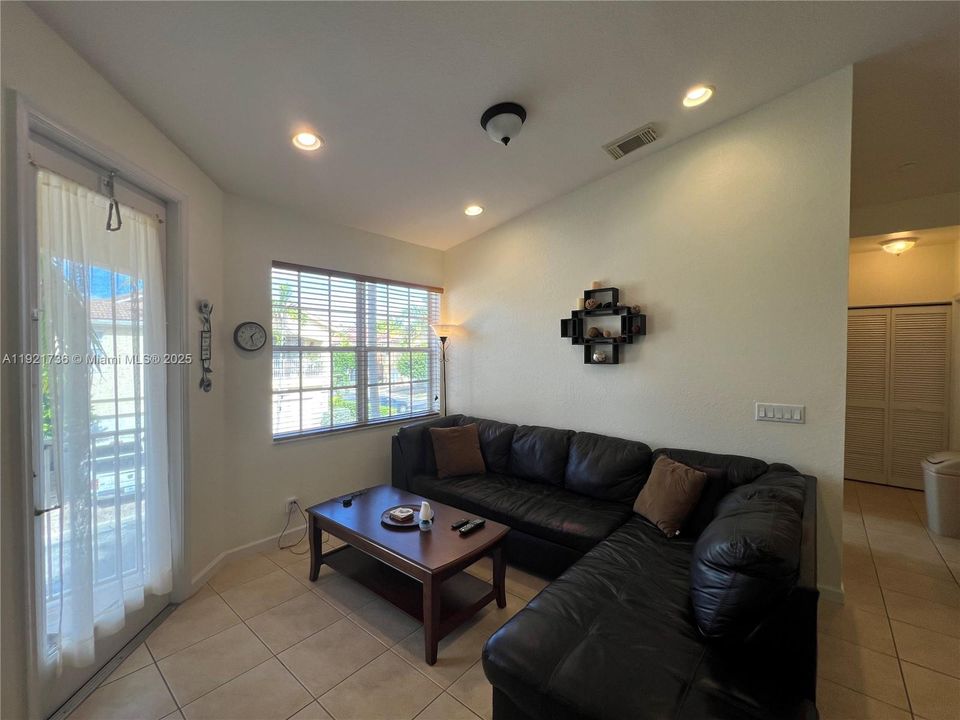 待售: $259,900 (2 贝兹, 2 浴室, 1022 平方英尺)