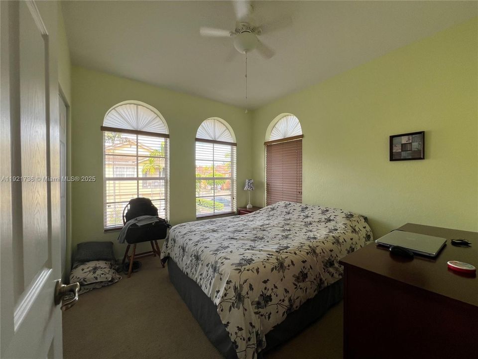 待售: $259,900 (2 贝兹, 2 浴室, 1022 平方英尺)