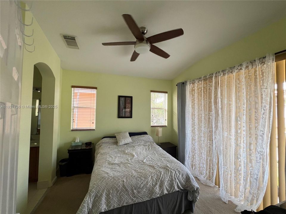 待售: $259,900 (2 贝兹, 2 浴室, 1022 平方英尺)