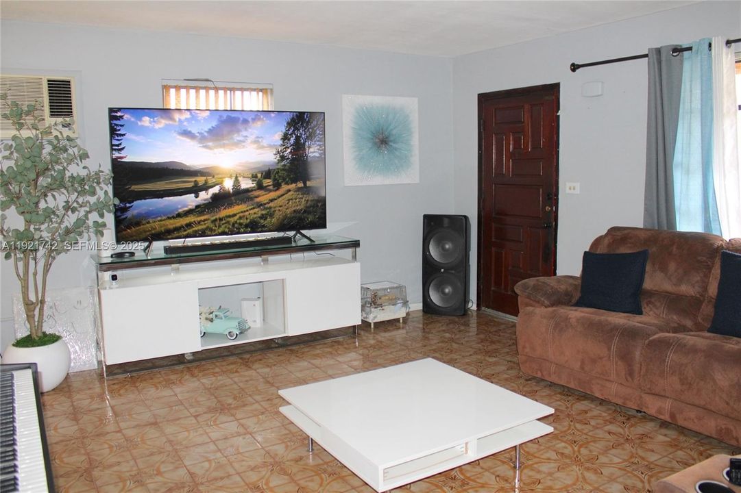 En Venta: $599,000 (3 camas, 1 baños, 966 Pies cuadrados)