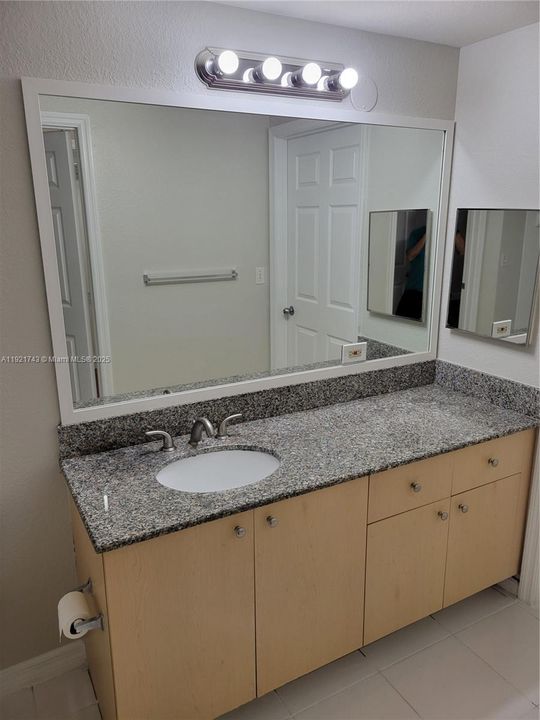 合同活跃: $2,550 (3 贝兹, 2 浴室, 1160 平方英尺)