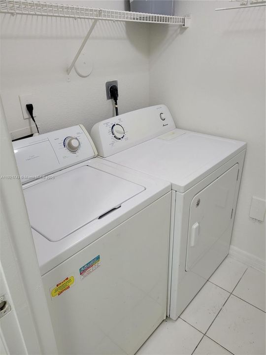 合同活跃: $2,550 (3 贝兹, 2 浴室, 1160 平方英尺)