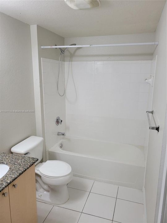 合同活跃: $2,550 (3 贝兹, 2 浴室, 1160 平方英尺)