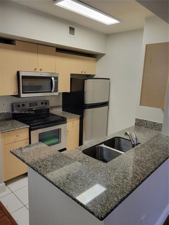 合同活跃: $2,550 (3 贝兹, 2 浴室, 1160 平方英尺)