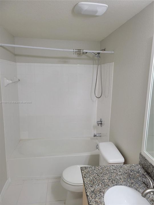 合同活跃: $2,550 (3 贝兹, 2 浴室, 1160 平方英尺)