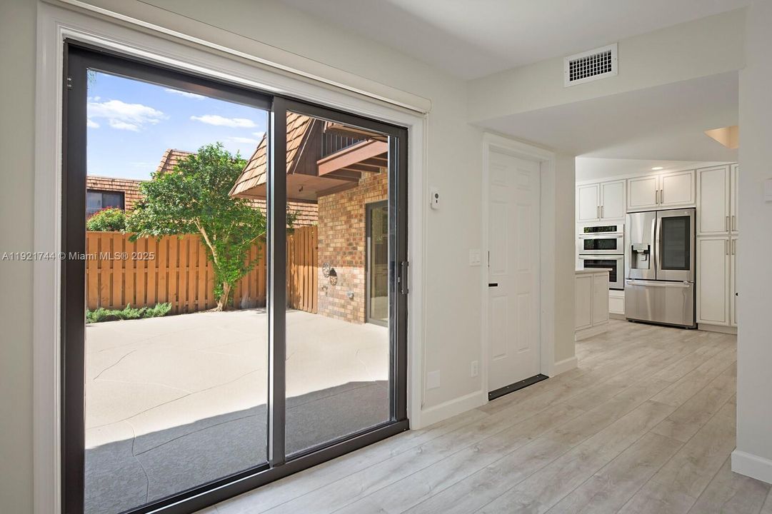 В аренду: $4,250 (2 спален, 2 ванн, 1708 Квадратных фут)