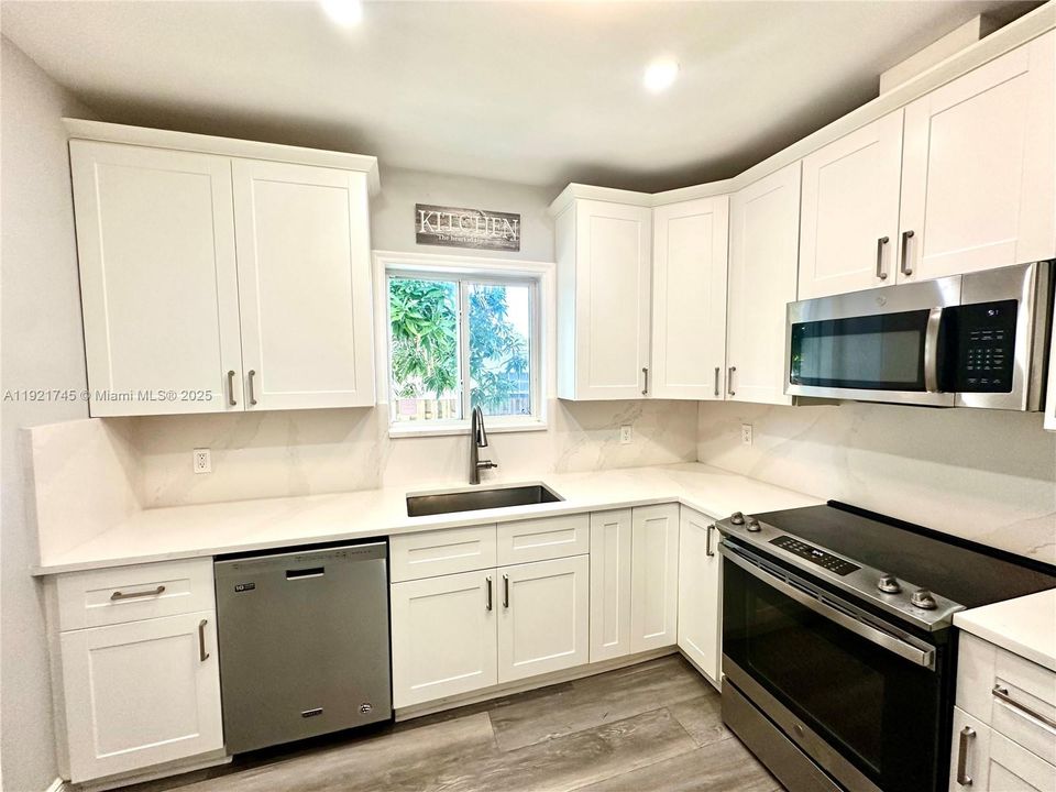 В аренду: $3,250 (3 спален, 2 ванн, 1739 Квадратных фут)